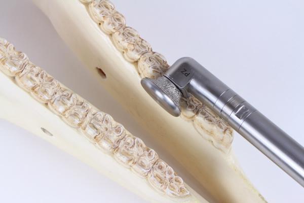 Radii and edge milling cutters with tightening thread